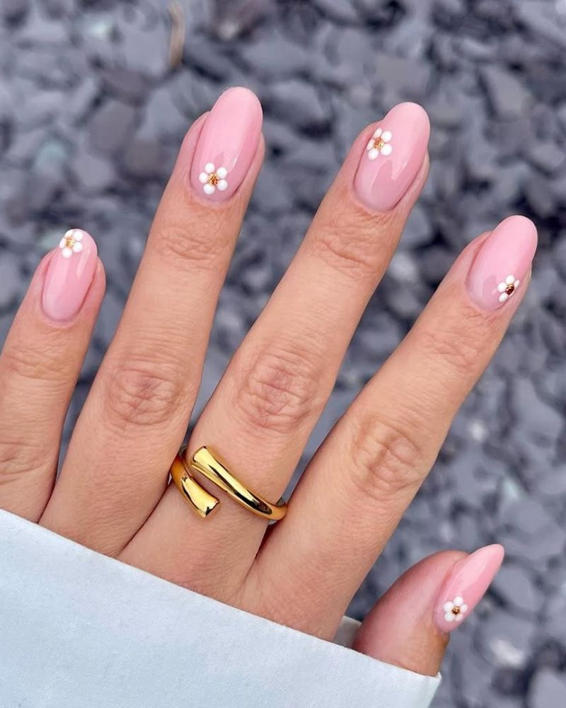 Simple Flower Nail: A Fresh, Feminine Nail Art Idea